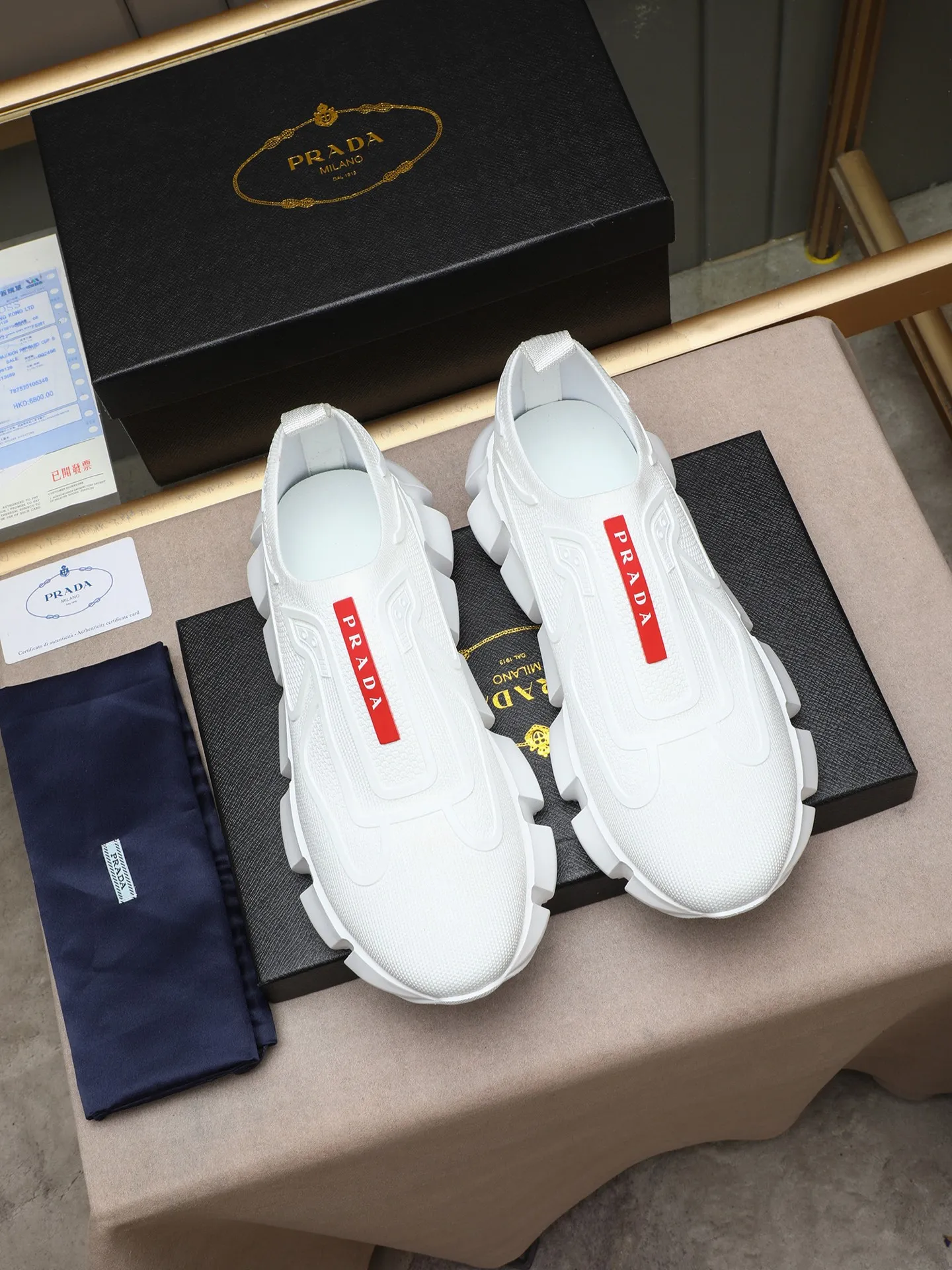 Men's shoes 💰460 PRADA/Prada men's lace-up casual sports shoes, the upper is made of high-elastic fly woven➕joined with breathable mesh. It is soft, comfortable and breathable. The tongue is decorated with the PRADA brand letter logo. The thick rubber sole echoes the red label tongue. The style is fashionable and generous. The details are carefully crafted. A casual sports shoe with a super western style and excellent breathability!  Size: 38-44 (45 46 customized)